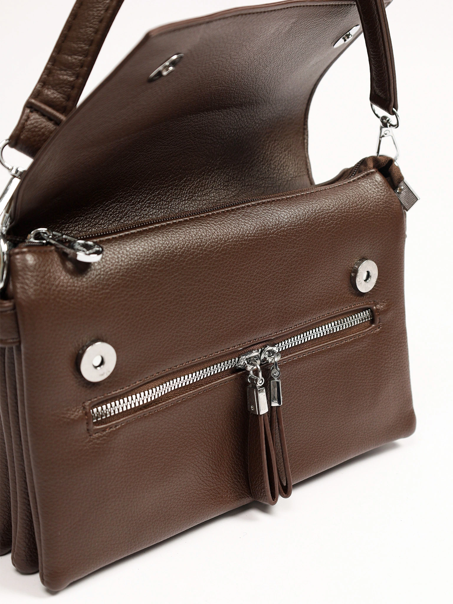 Сумка-кроссбоди со съемной ручкой и декоративными пуллерами в ассортименте